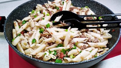 Макароны с мясным фаршем и помидорами