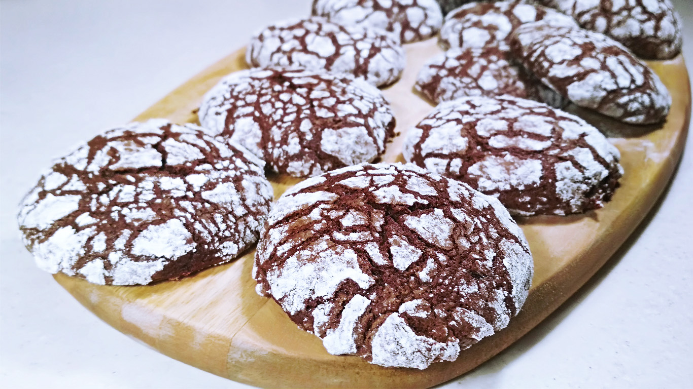 Трещины рецепты. Мраморное печенье. Мраморное шоколадное печенье. Шоколадное печенье с трещинками. Треснутое печенье шоколадное.