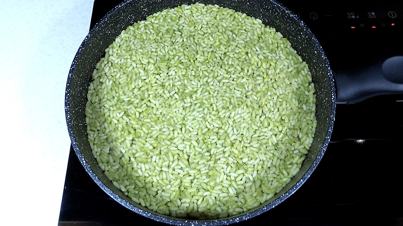 Рис зеленого цвета. Зеленый рис. Зелёный рис блюдо. Ароматный зеленый рис. Рис зеленый с петрушкой.