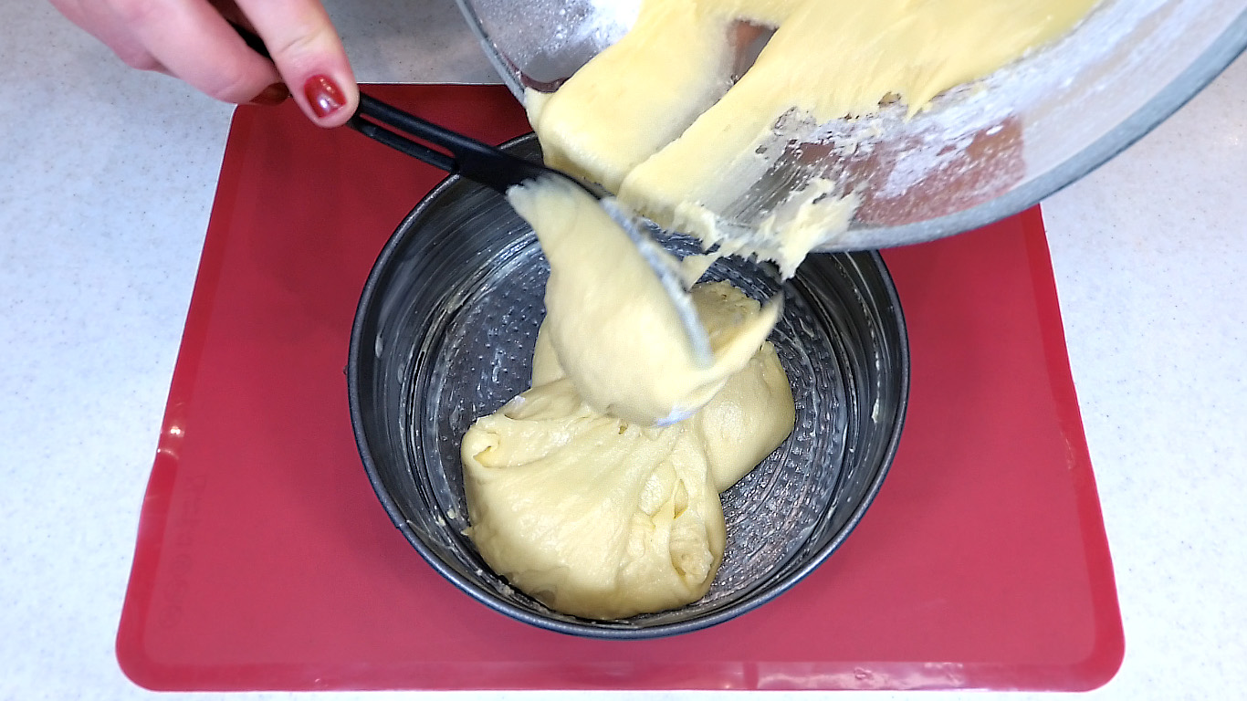 Чем можно смазать тесто. Форму для выпечки смазать сливочным маслом.. Смазать форму сливочным маслом. Смазанная форма для запекания.
