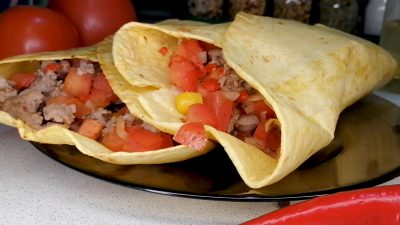 Острый буррито с фаршем, фасолью, кукурузой и помидорами