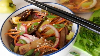 Баклажаны по-корейски с болгарским перцем и кунжутом