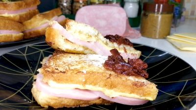 Сэндвич Монте Кристо с ветчиной, сыром и медом