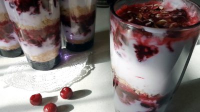Трайфл из бисквита, йогурта и вишни