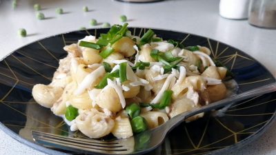 Паста с тунцом и зеленым горошком в сливочно-сырном соусе