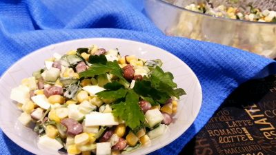 Салат с красной консервированной фасолью и кукурузой
