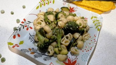 Паста с анчоусами, цукини, брокколи и зеленым горошком