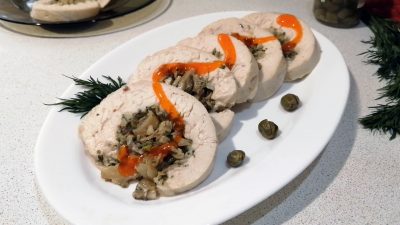Куриный рулет с грибами и каперсами
