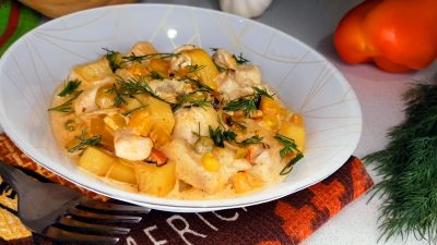Бобо из куриного филе с овощами в сливочном соусе