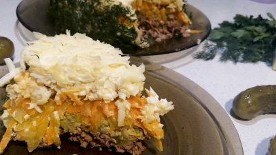Слоеный салат с куриной печенью и маринованными огурцами