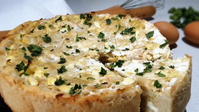 Открытый дрожжевой пирог на молоке с капустой и яйцом