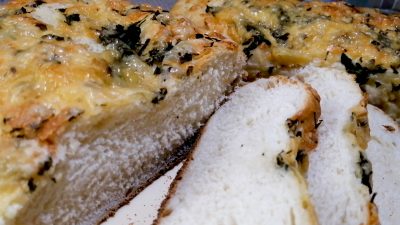 Батон с сырно-чесночной корочкой и зеленью