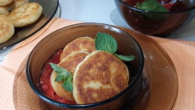 Манные биточки с ягодным кисельным соусом