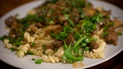 Свинина с ананасами и кольраби в кокосовом молоке