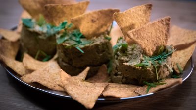 Паста из авокадо с зеленым горошком, яйцом и овощами