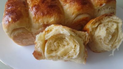 Сдобные дрожжевые булочки с изюмом на апельсиновом соке