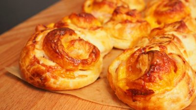 Булочки Синнабон с беконом и сыром из готового слоеного теста