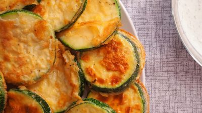 Кабачки в кляре на сковороде со сметанно-чесночным соусом