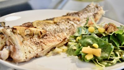 Запеченный сибас с лимоном в духовке с золотистой корочкой