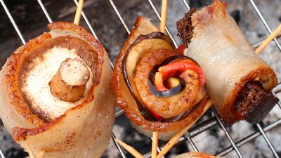 Сало на углях с хлебом, шампиньонами и овощами