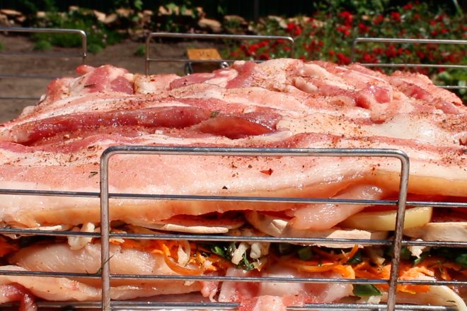 Свиная грудинка с курицей, сыром и овощами на решетке на углях