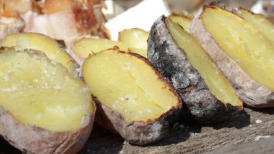 Печёный картофель с салом на костре