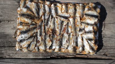 Жареная килька с сыром и грибами на углях