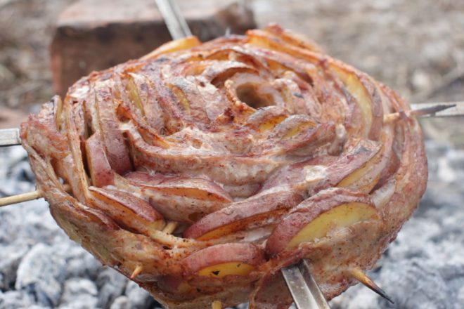 Картофель со свиной грудинкой в фольге на углях