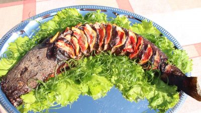 Сом фаршированный сыром и сладким перцем по на углях