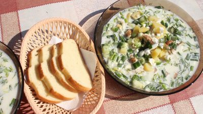 Окрошка на сыворотке с куриным филе, картофелем и огурцами