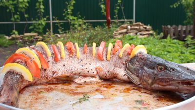 Фаршированная щука на решетке на углях