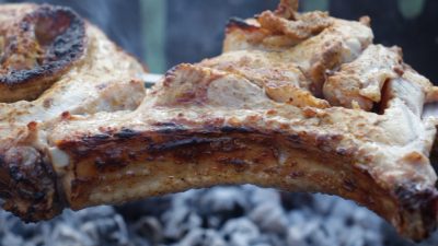 Свиная корейка в горчичном маринаде с беконом на углях