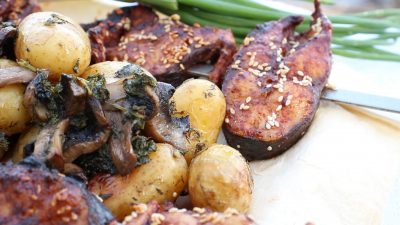 Пеленгас на углях с молодой картошкой и грибами в фольге