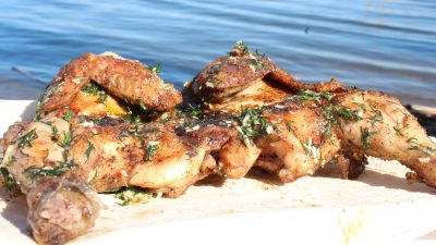 Цыпленок в чесночно-масляном маринаде на углях