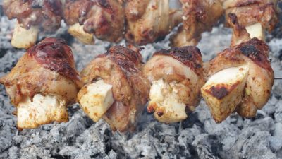 Шашлык из куриных ножек с адыгейским сыром