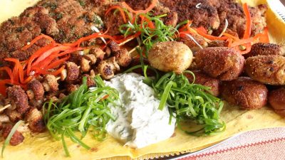 Куриные отбивные в панировке на сковороде с картофелем и грибами