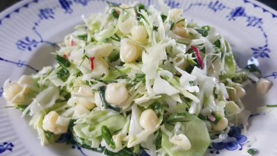 Овощной салат Пикник со свежей кукурузой и капустой