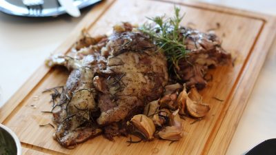 Запеченная баранина с розмарином в духовке