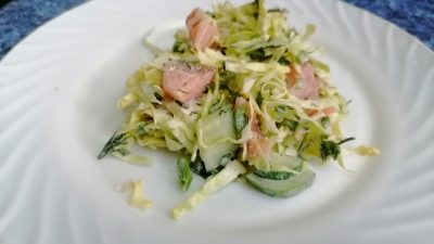 Салат с молодой капустой, огурцом, помидором и зеленью