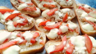 Горячие бутерброды с курицей и сыром сулугуни в духовке