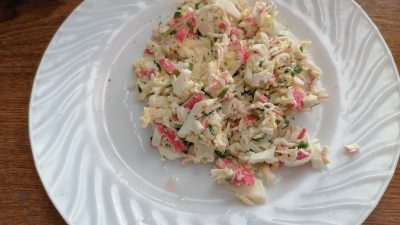 Салат морской с крабовыми палочками, яйцами и сыром