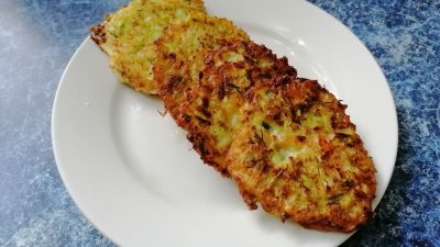 Кабачковые оладьи с морковью, луком и сыром на сковороде