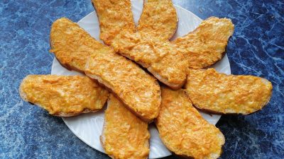Горячие бутерброды с морковкой, сыром, чесноком и майонезом