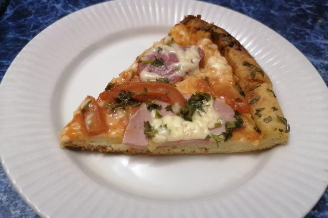 Пицца из жидкого теста на майонезе с колбасой и сыром