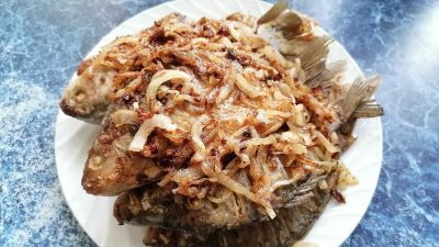 Жареные карасики в муке с луком