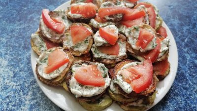 Жареные кабачки с чесночным соусом и помидорами