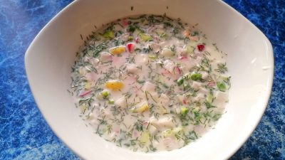 Окрошка с перетертыми желтками на минералке и сметане