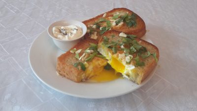 Яичница в хлебе с чесноком