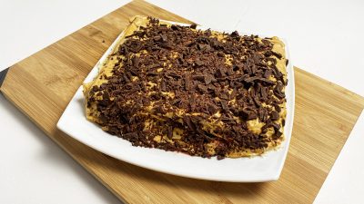 Торт из лаваша с клубникой, сметаной и сгущенкой без выпечки