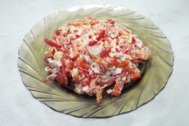 Салат Красное море с крабовыми палочками и сладким перцем